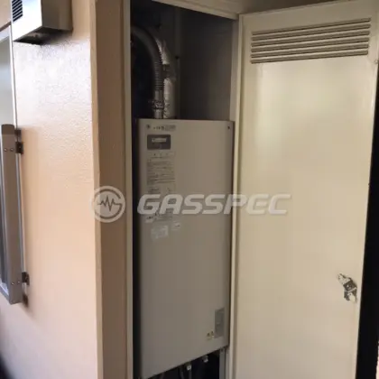施工前の給湯器（AD-200FFA）
