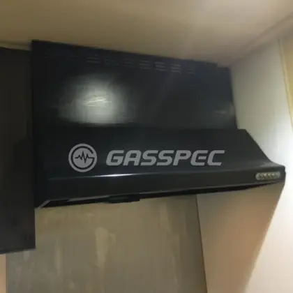 施工前のレンジフード（BFR-3B-903BK）