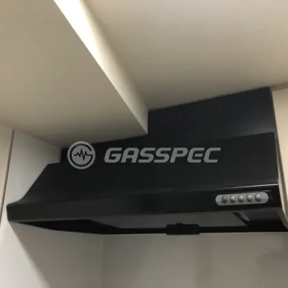 施工前のレンジフード（BFR-3B-903 BK）