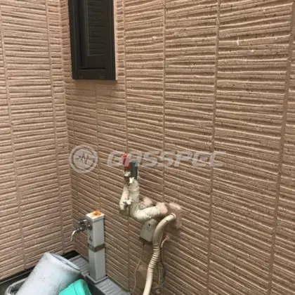 施工前の給湯器（取り外し済）