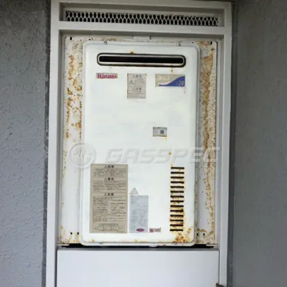 施工前の給湯器（RUX-2406W）