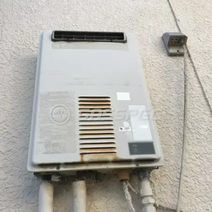 施工前の給湯器
