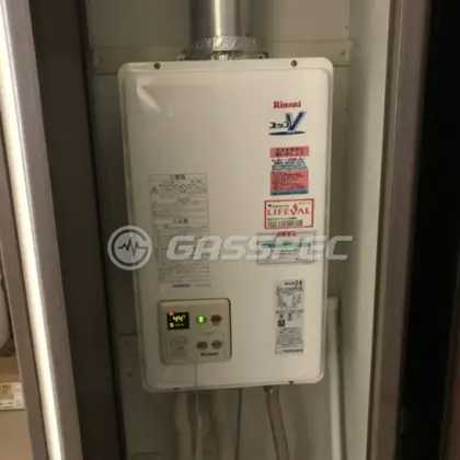 施工前の給湯器（RUX-V2400FFUA）