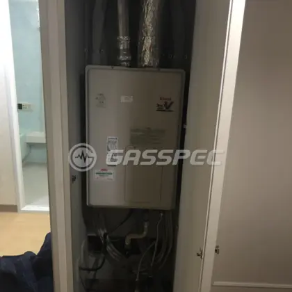 施工前の給湯器（RUFH-V1611SAFF）