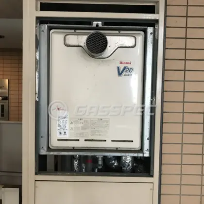 施工前の給湯器（RUF-V2000SAT-1）