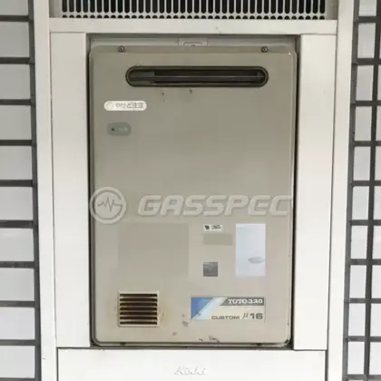 施工前の給湯器