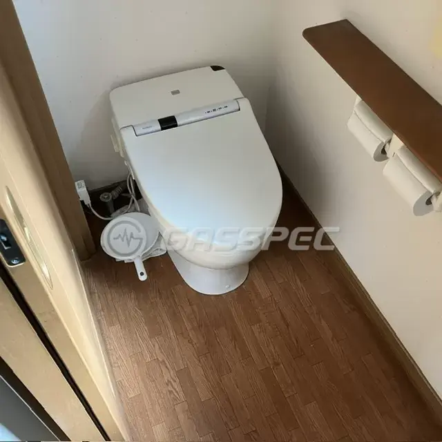 張替え前のトイレの床（木目のクッションフロアで、落ち着いた色のトイレに）