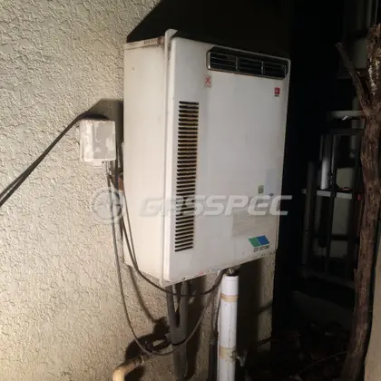 施工前の給湯器