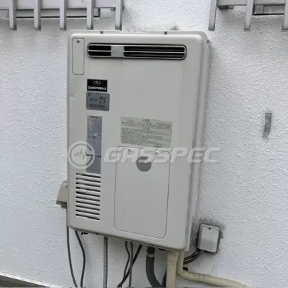 施工前の給湯器（RUH-V1610W）
