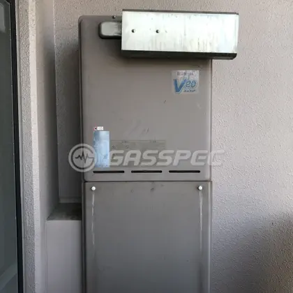 施工前の給湯器（RUF-V2000SAA-1）