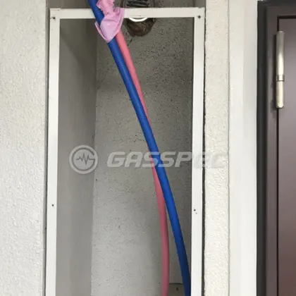 施工前の給湯器