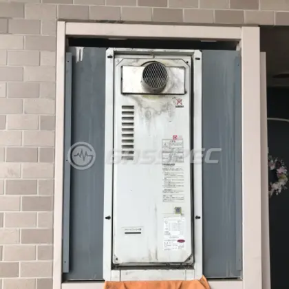 施工前の給湯器