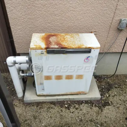 施工前の給湯器