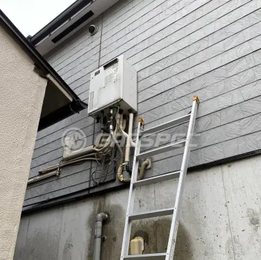 施工前の給湯器