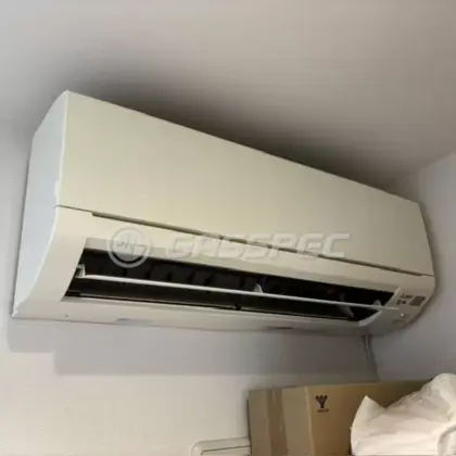 施工前のエアコン（MSZ-GY225-W）