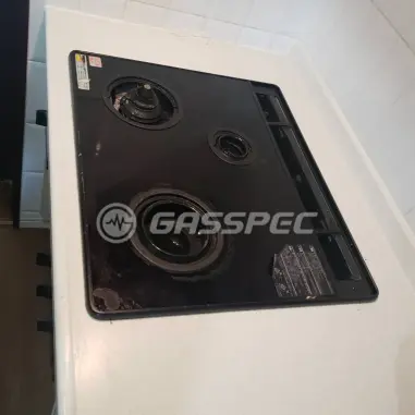 施工前のビルトインガスコンロ（RN-PC863A-XAHR）