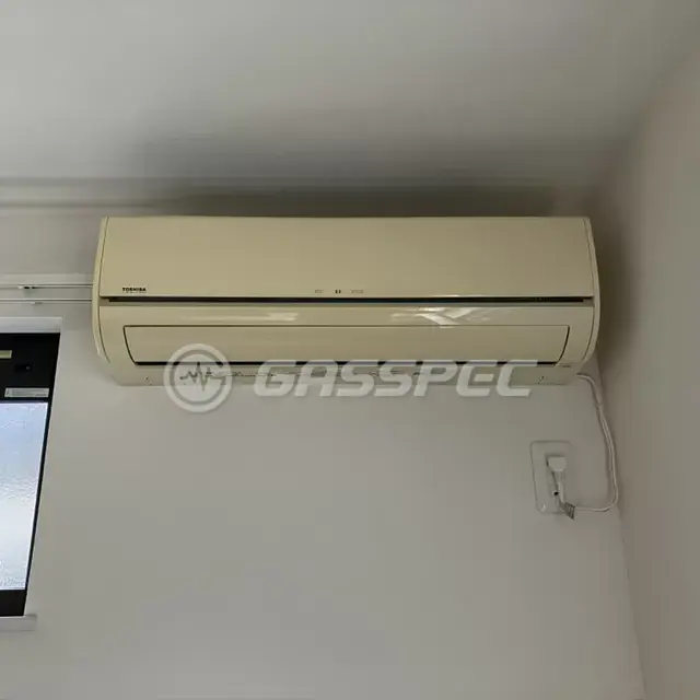 交換前のエアコン（東芝 RAS-2510D）