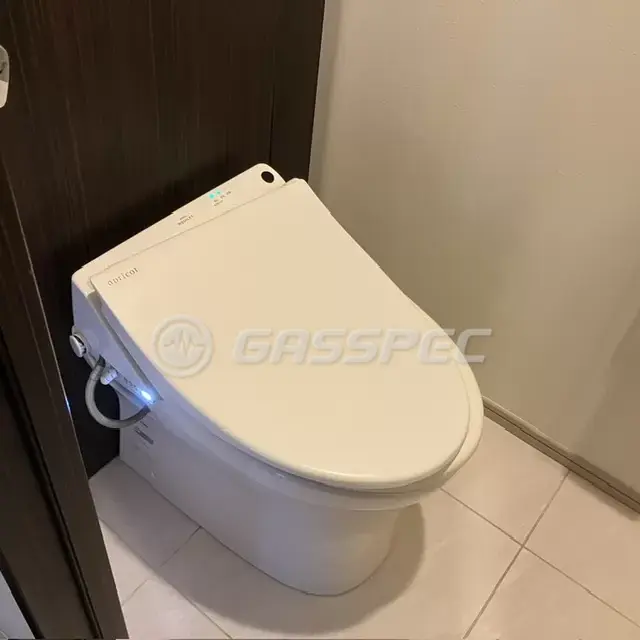 交換前の便座（TOTO TCF4531E）