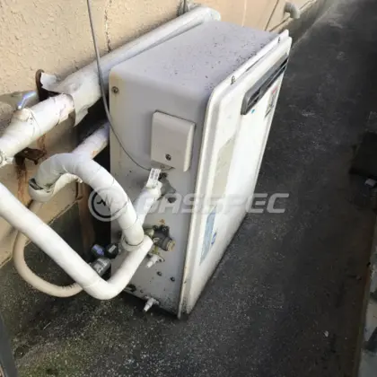 施工前の給湯器（RFS-V1611SA）
