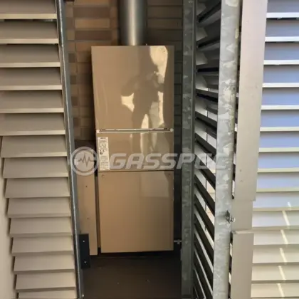 施工前の暖房熱源機（RUFH-KD2402AU2-6）