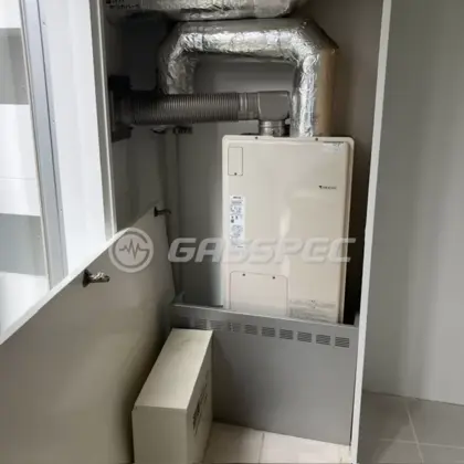 施工前の暖房熱源機（RUFH-V2403SAFF2-3(B)）
