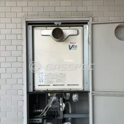 施工前の給湯器（RUF-V2000SAT-1）