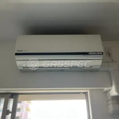 施工前のエアコン（CS-566CEX2-W）