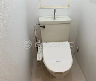 張替え前のトイレの床（便器のまわりの汚れた床を、明るいクッションフロアに張り替え）