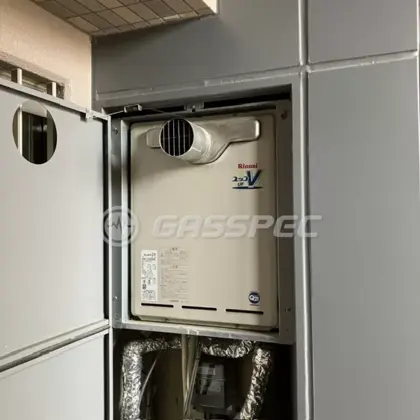 施工前の給湯器（RUF-V2405SAT）
