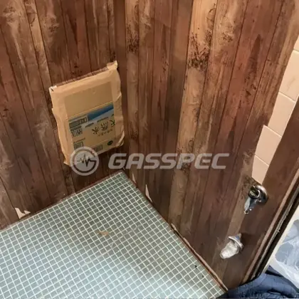施工前の給湯器