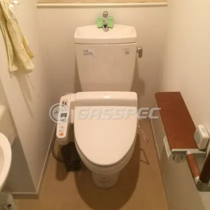 施工前のトイレ（便器：CS380B、タンク：SH381BA、便座：CF261GR #SC1）