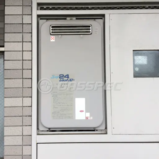 交換前の給湯器（ハーマン YV2422RPW）