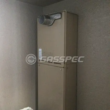 施工前の給湯器（RUF-V2000AT-1）