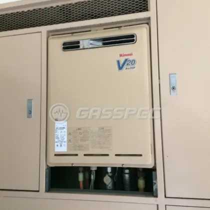 施工前の給湯器（RUF-V2000AW-1）