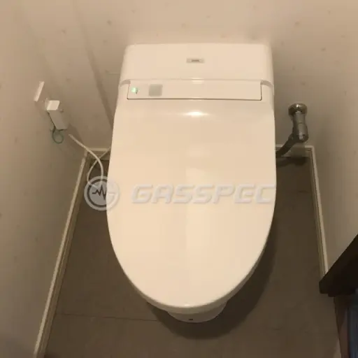 交換後の便座（TOTO TCF984C/NW1）
