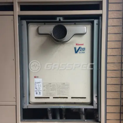 施工前の給湯器（RUF-V2000SAT-1）