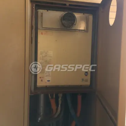 施工前の給湯器（OURB-2450SAQ-T）