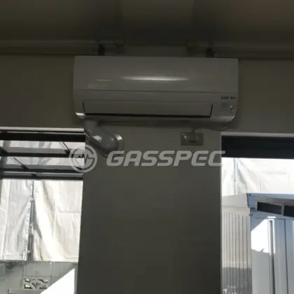 施工後のエアコン（三菱 MSZ-AXV2524-W）