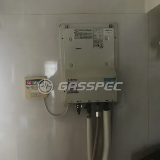 交換前の給湯器（日立 WFK-1601SA）