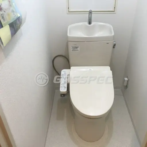 クッションフロア張替え後のトイレ（便器のまわりの汚れた床を、明るいクッションフロアに張り替え）