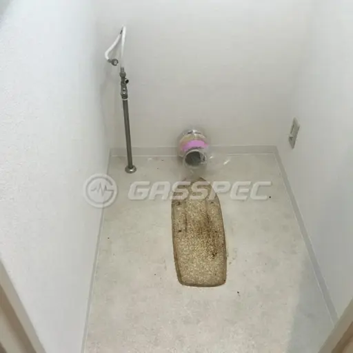 便器を外したあとの床に残った、古い便器の形の汚れの跡