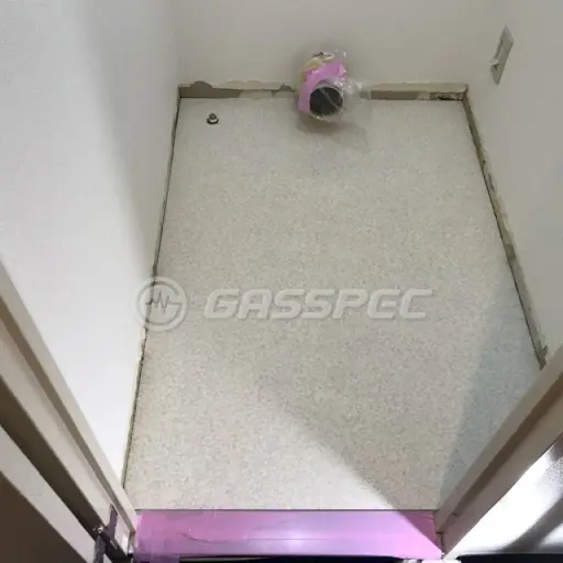 便器を付ける前に、新しいクッションフロアを張り終えたトイレの床