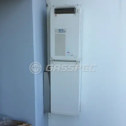 施工前の給湯器（YV2421R）