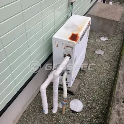 施工前の給湯器