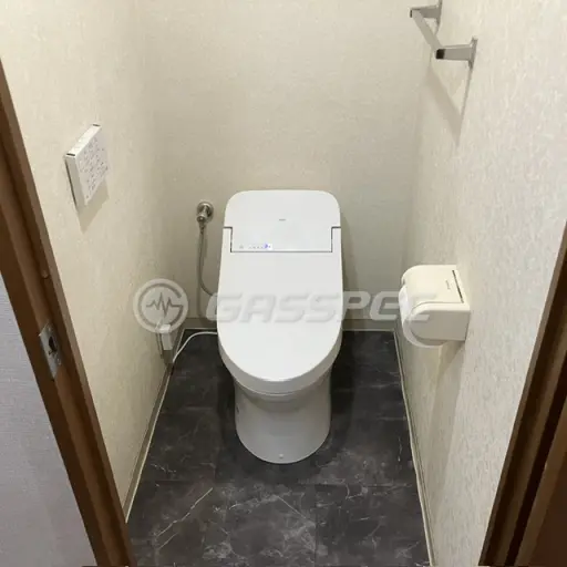 石目のクッションフロアに張り替えて新しいトイレを付けたあと