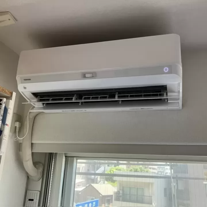交換後のエアコン（東芝 RAS-U401DX(W)）