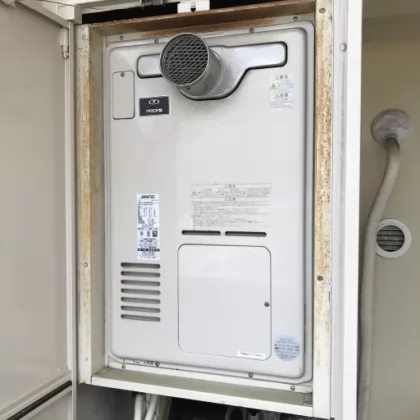 大阪府四條畷市 交換前の給湯器 リンナイ RUFH-V2400SAT2-6