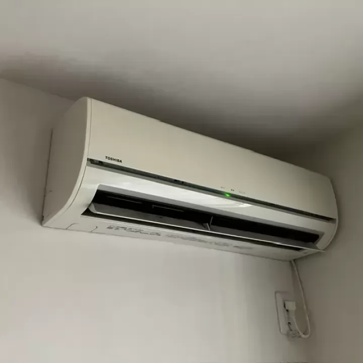 交換前のエアコン（東芝 RAS-2510D(W)）
