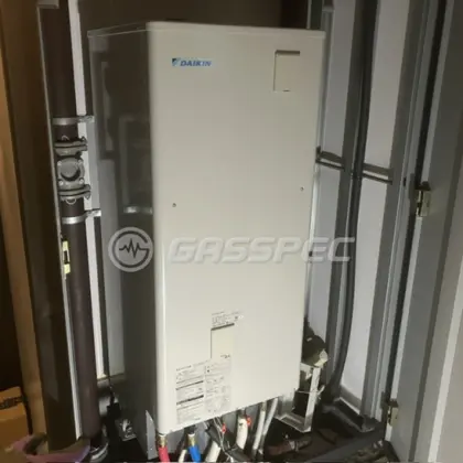 東京都中央区 交換後のエコキュート ダイキン EQA37YFVE